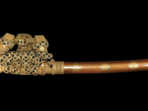 金梨子地三つ葉葵紋散蒔絵鞘糸巻太刀拵　金無垢金具拵え